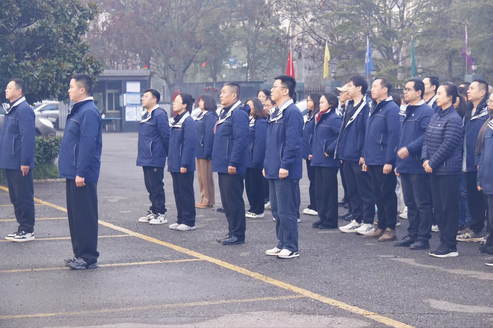 晨光映旗起新篇，凝新奮進(jìn)新征程